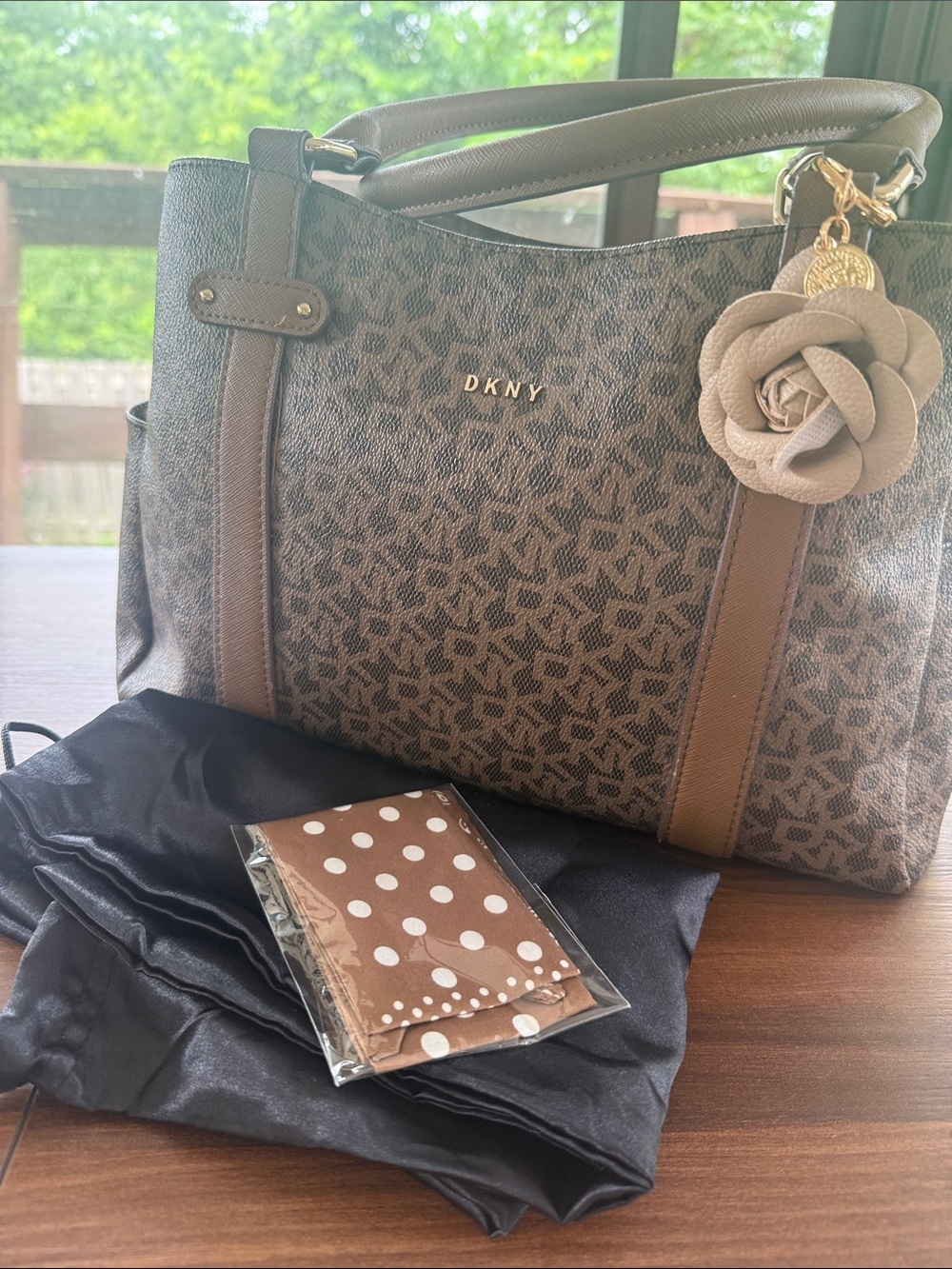 DKNY Monogram Dble. Handle/Satchel/Bag. Taupe/Brown W/Mag. Close/GoldTone. EUC